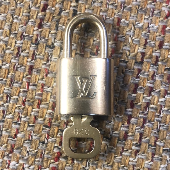 Louis Vuitton LV Gold Padlock Lock & Key 328 - Picture 6 of 11